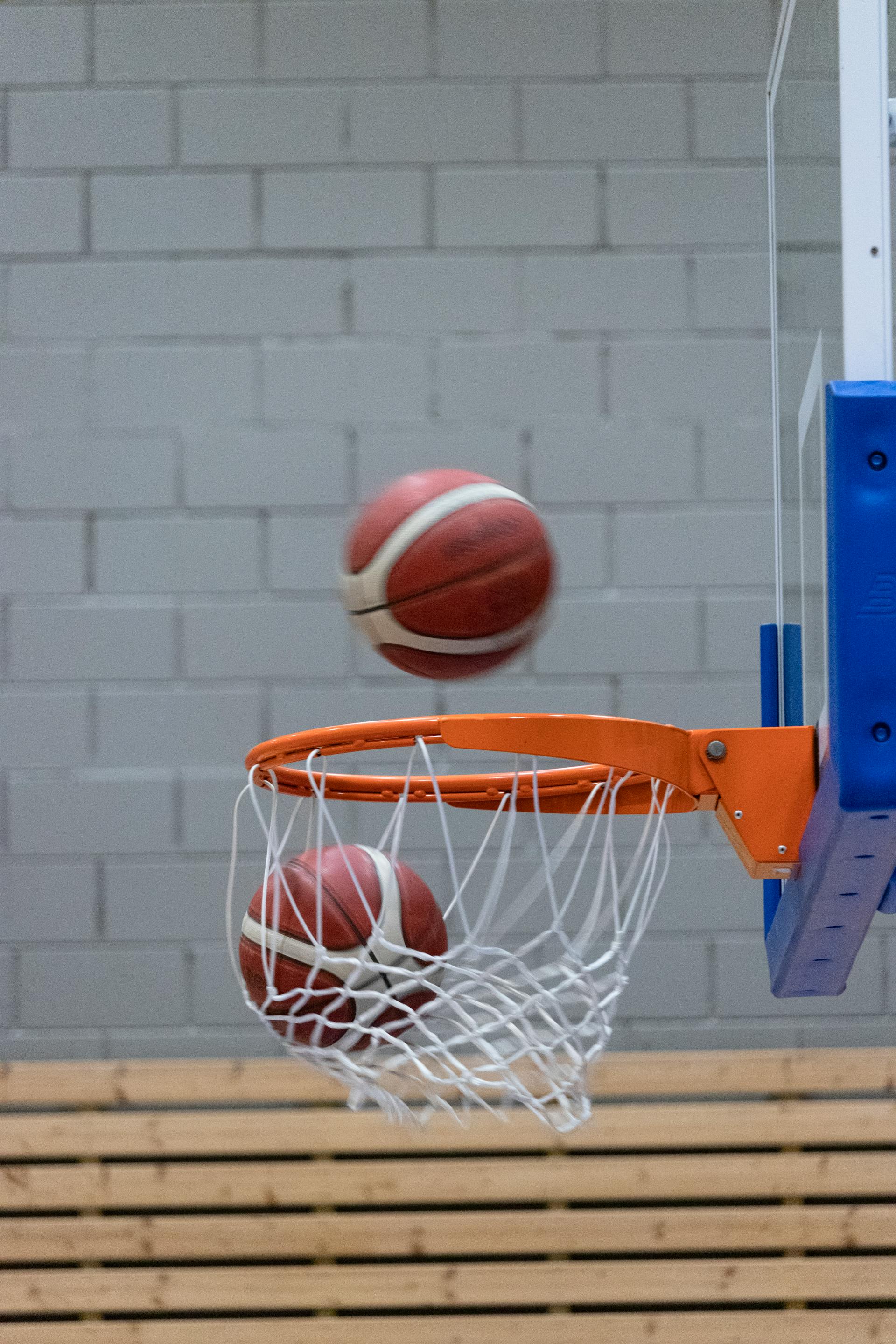 Košarkaška lopta i obruč